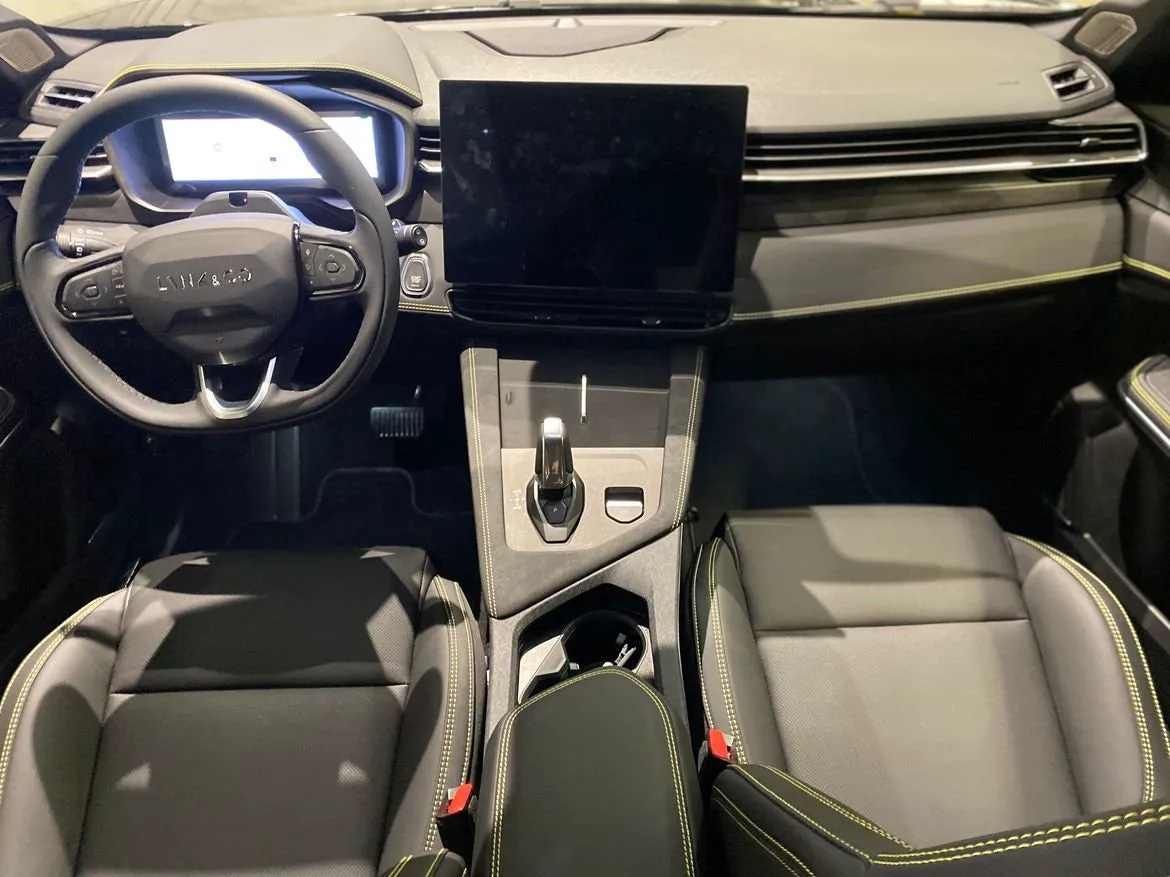 Vehicle image 15