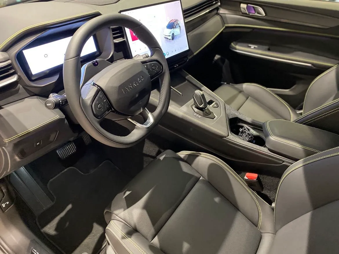 Vehicle image 14