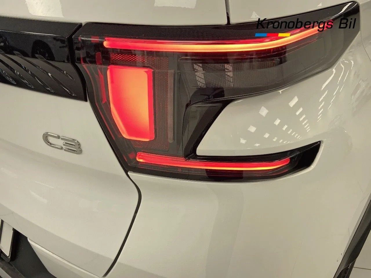 Vehicle image 15
