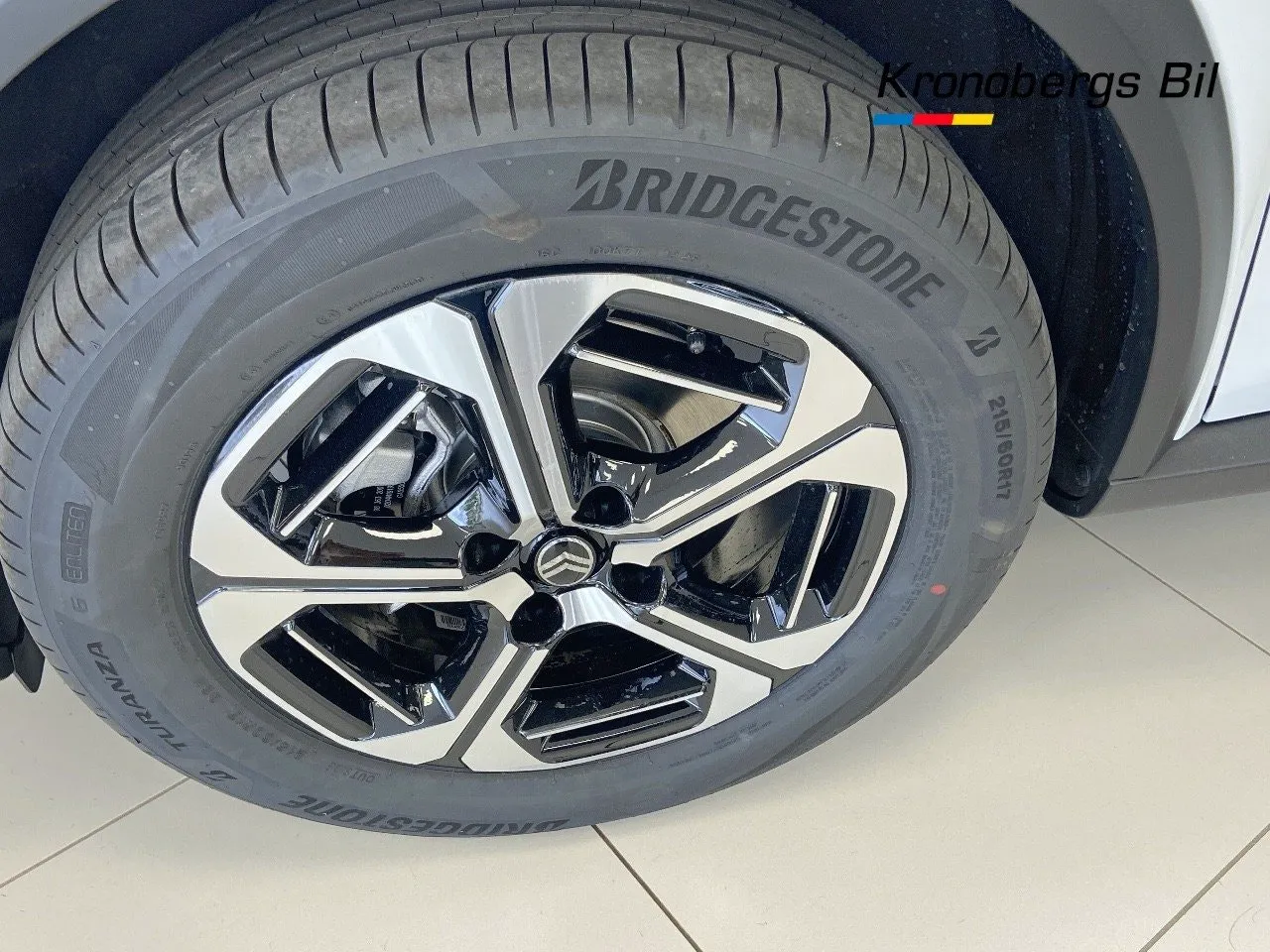 Vehicle image 16