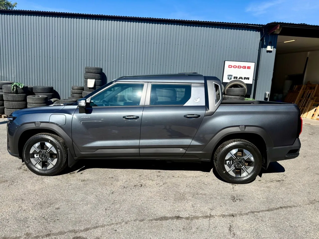 Vehicle image 4