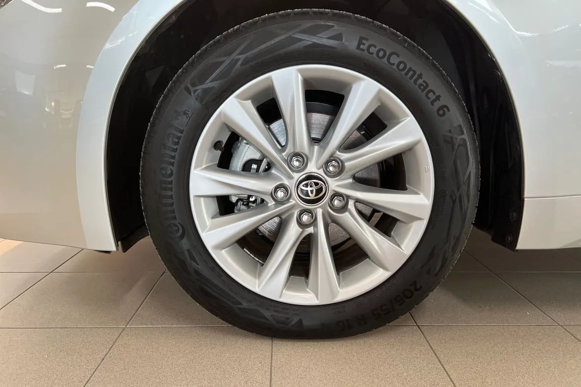 Vehicle image 15