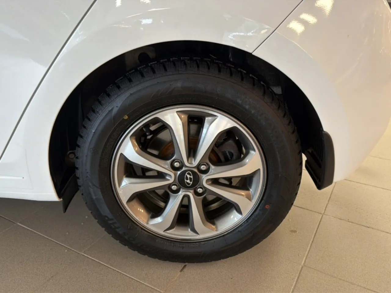 Vehicle image 16