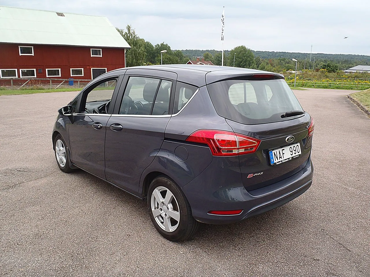 Vehicle image 3