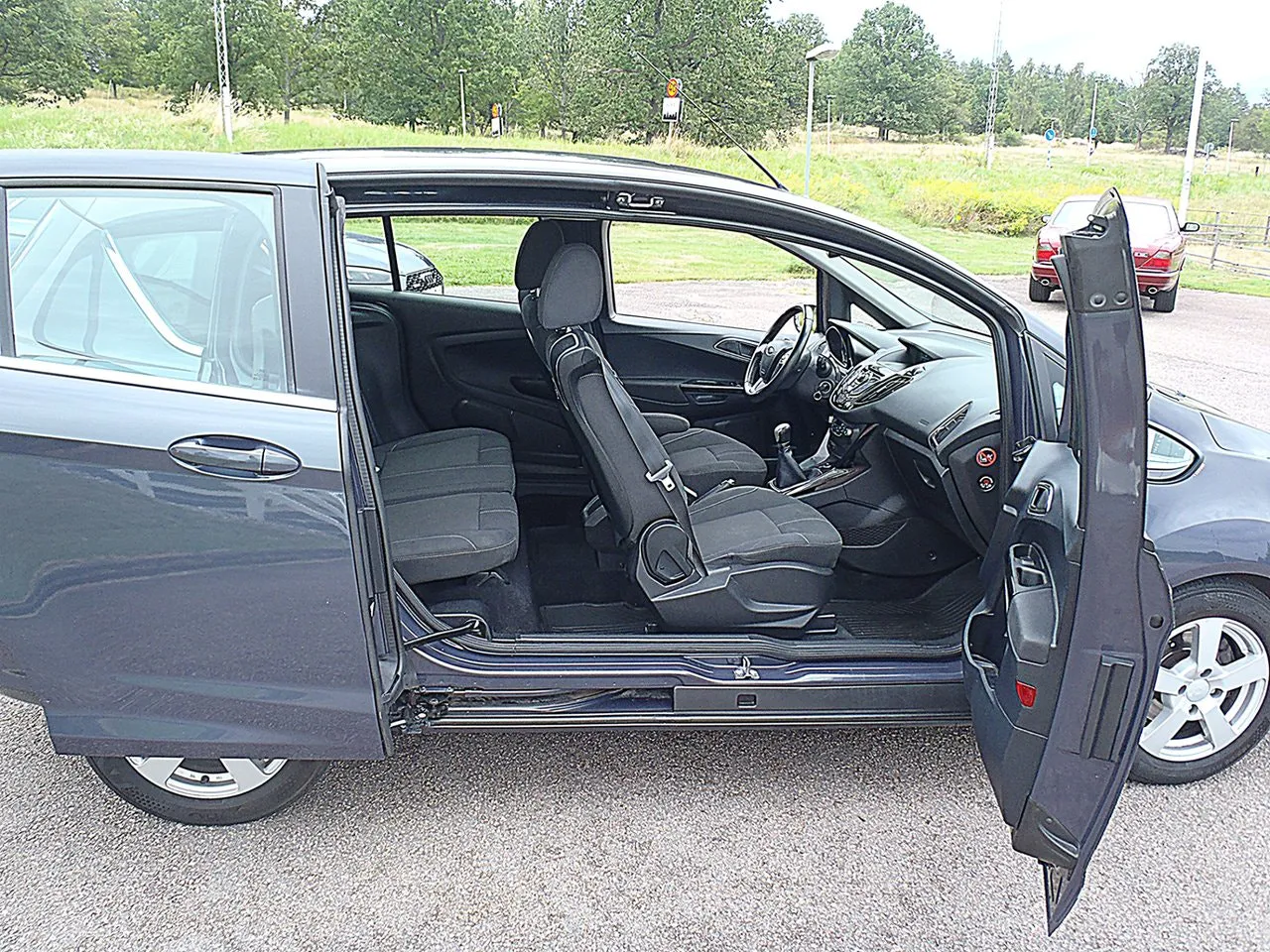 Vehicle image 10