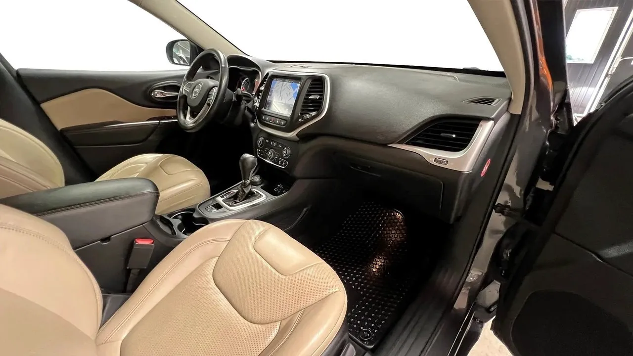 Vehicle image 15