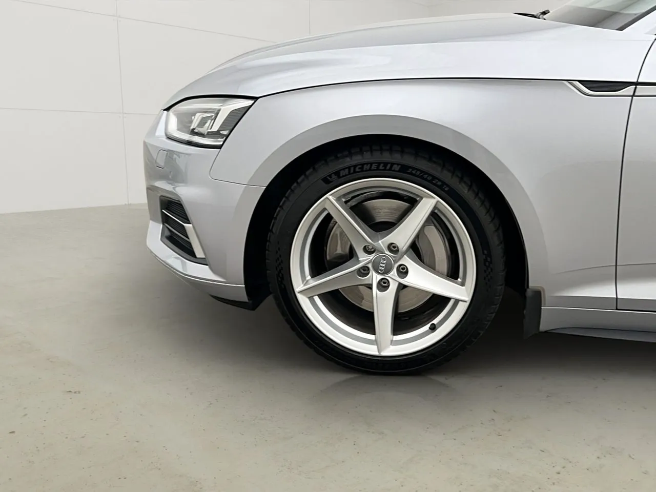 Vehicle image 32