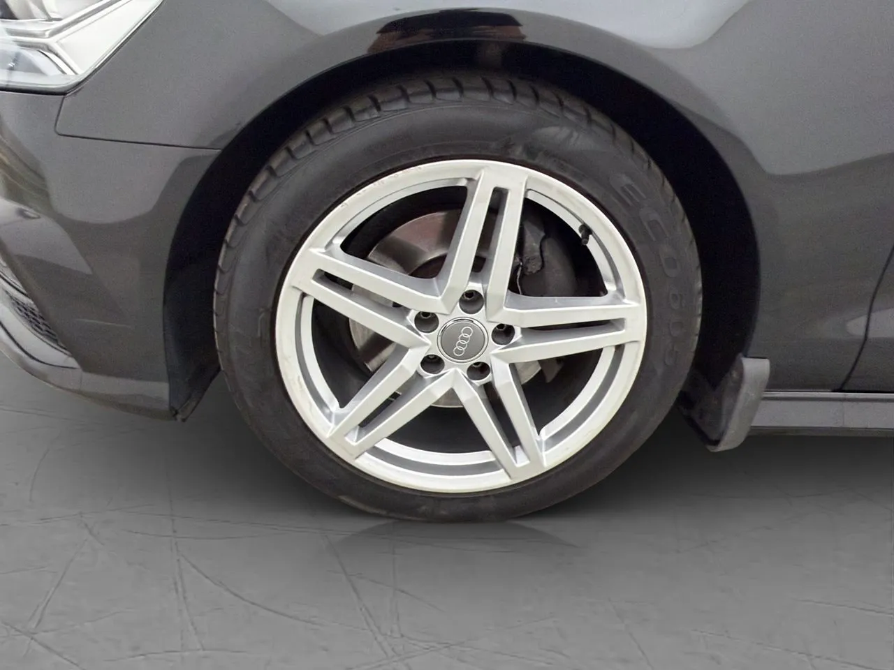 Vehicle image 32