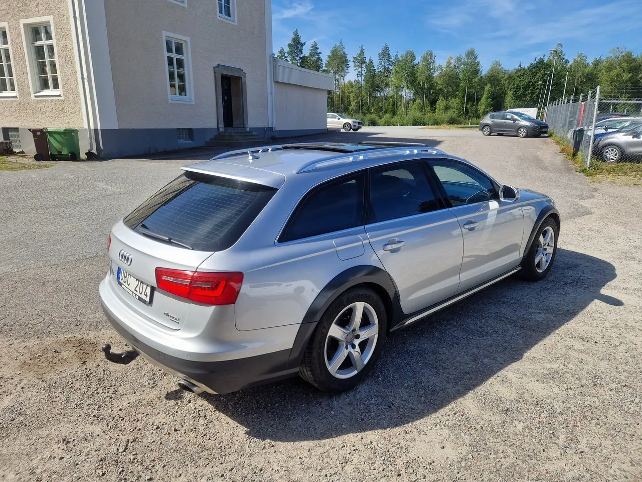 Vehicle image 3