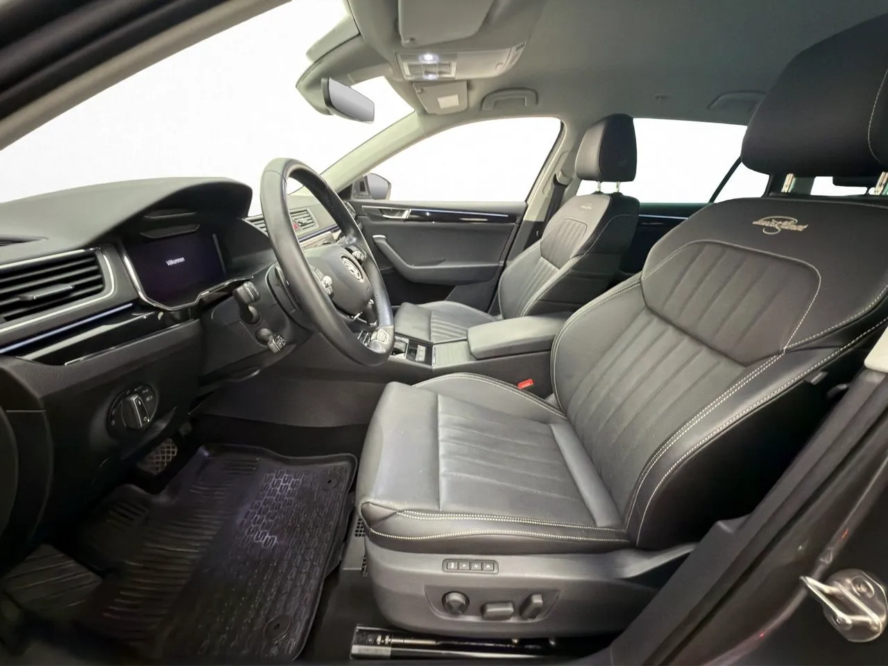 Vehicle image 16