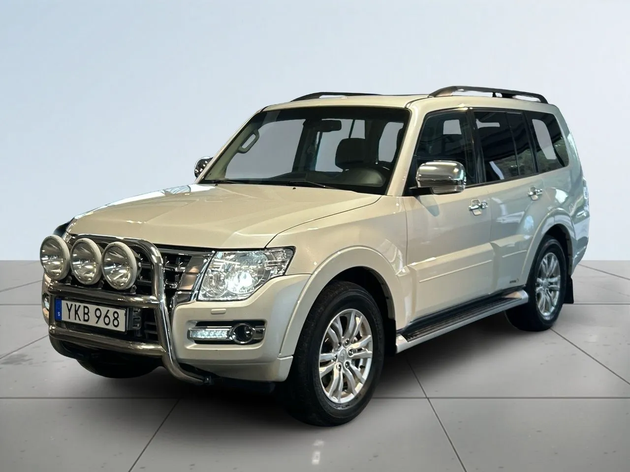 Vehicle image 15