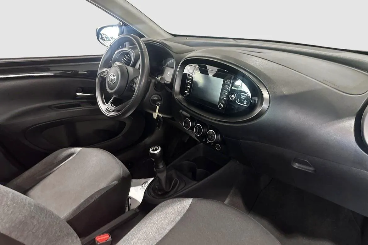 Vehicle image 6