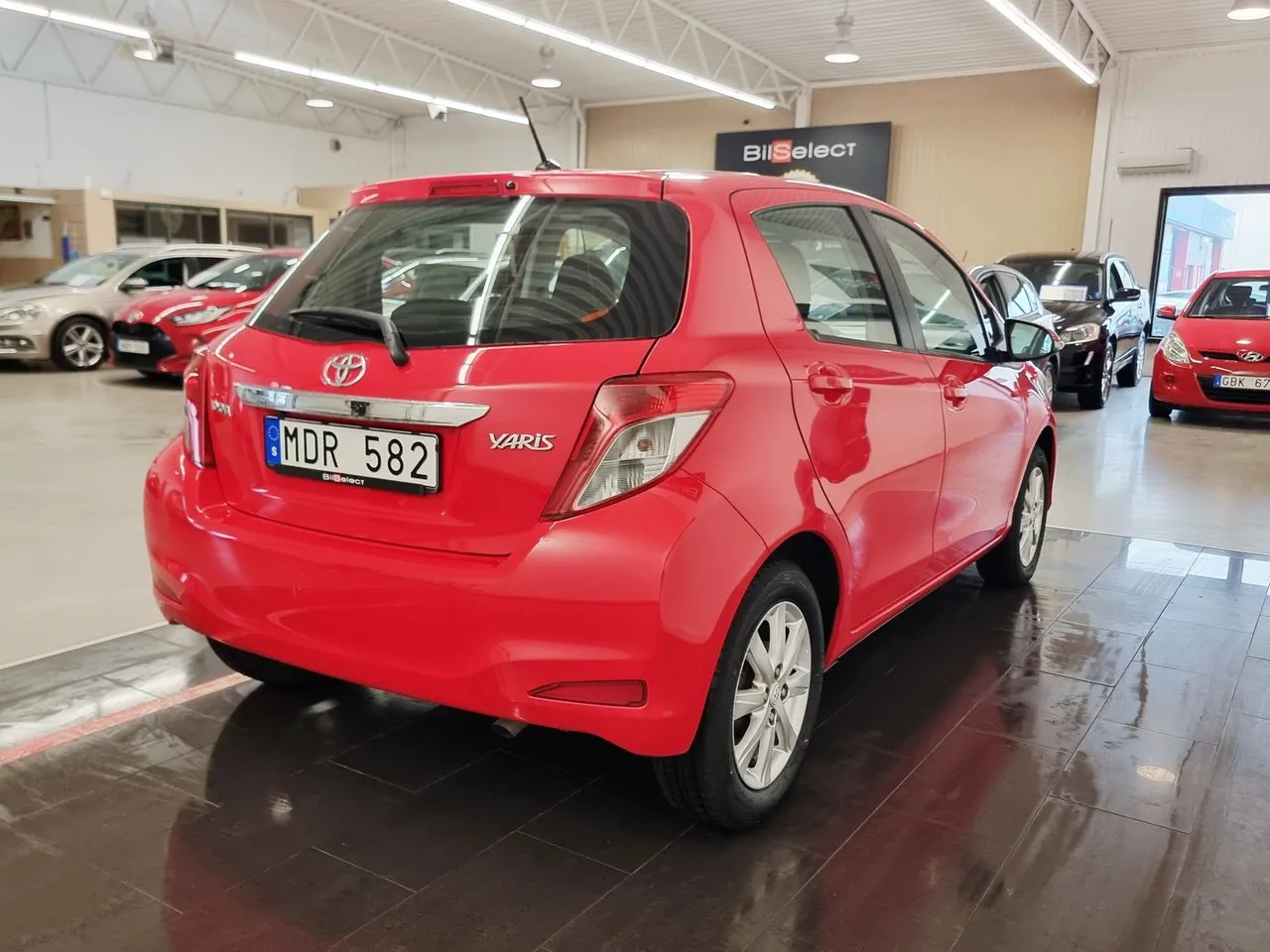 Vehicle image 16