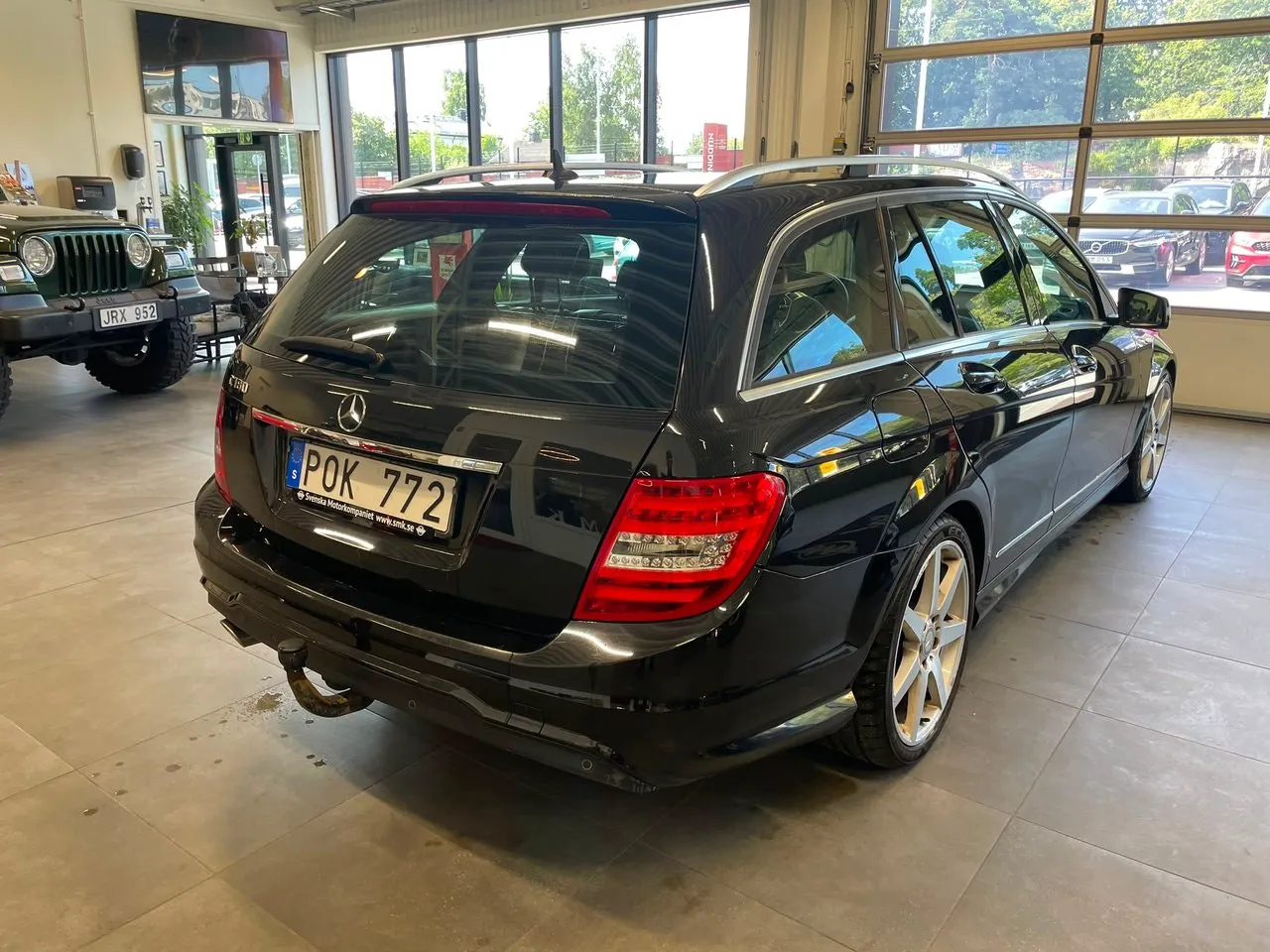 Vehicle image 10