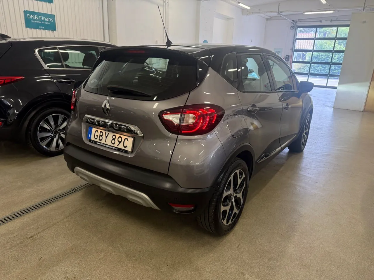 Vehicle image 14