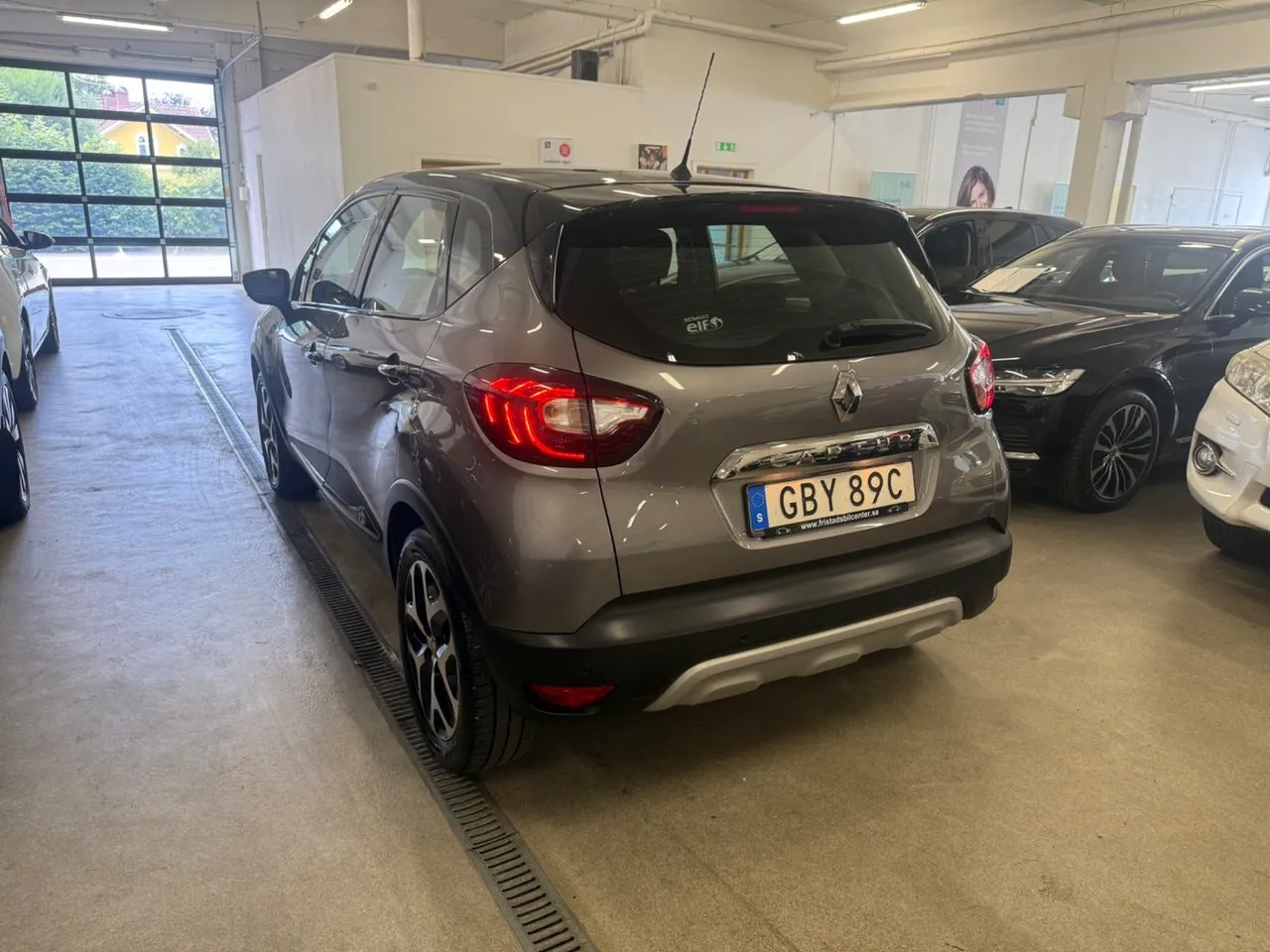 Vehicle image 15