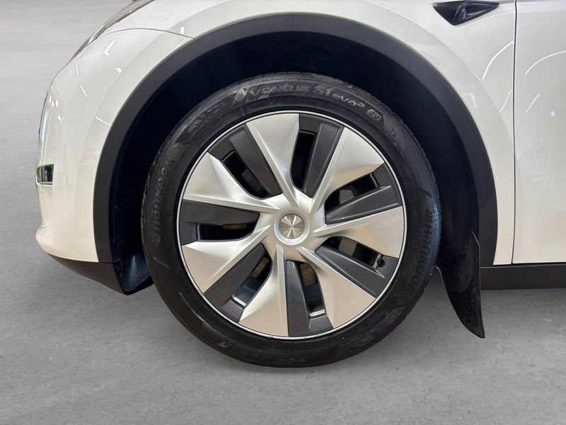 Tesla Model Y bild 8