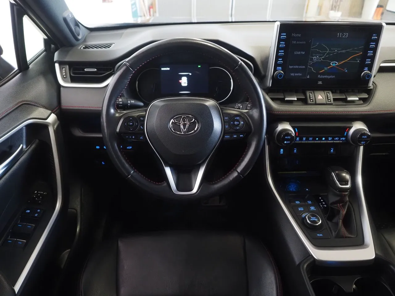 Vehicle image 16