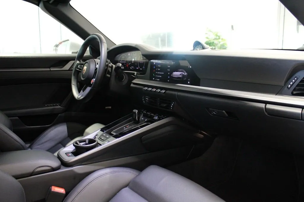 Vehicle image 18