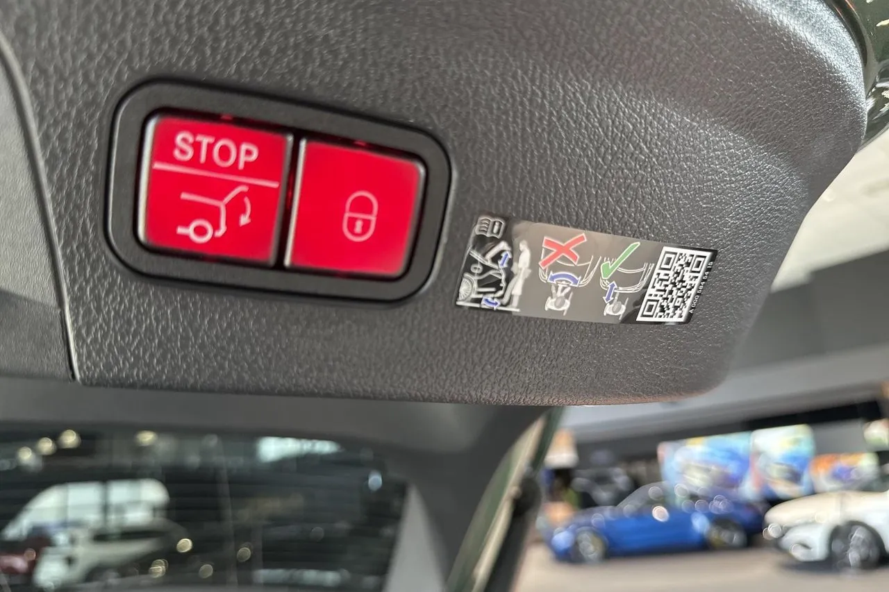 Vehicle image 14
