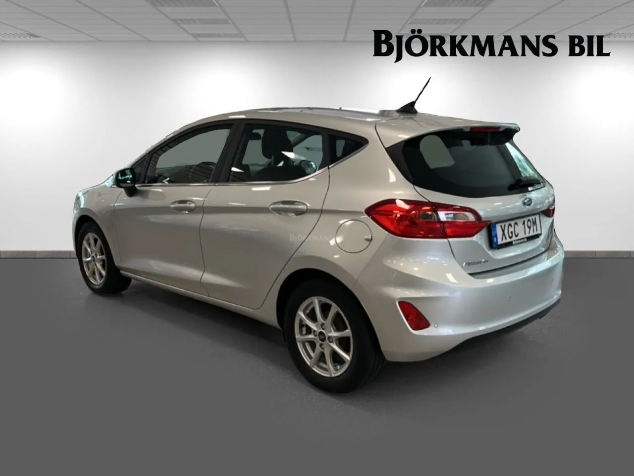 Vehicle image 5