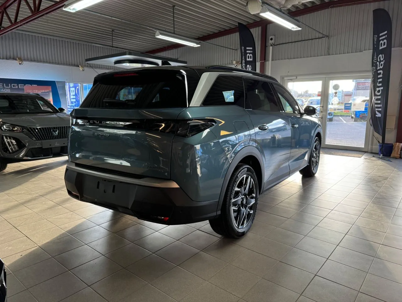 Vehicle image 3
