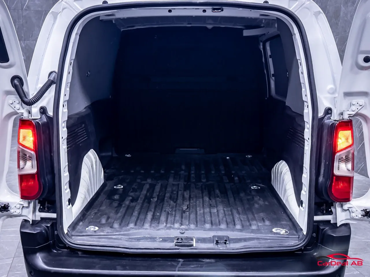 Vehicle image 16
