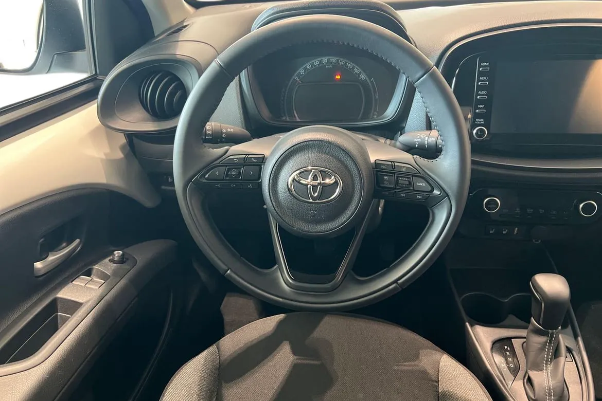 Vehicle image 10