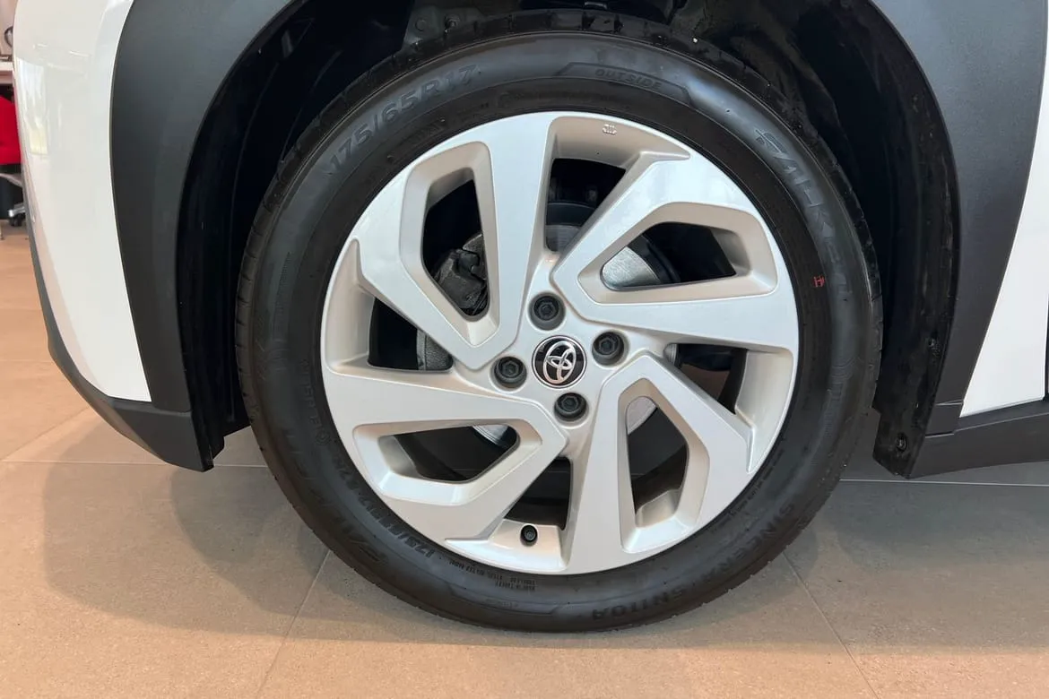 Vehicle image 16