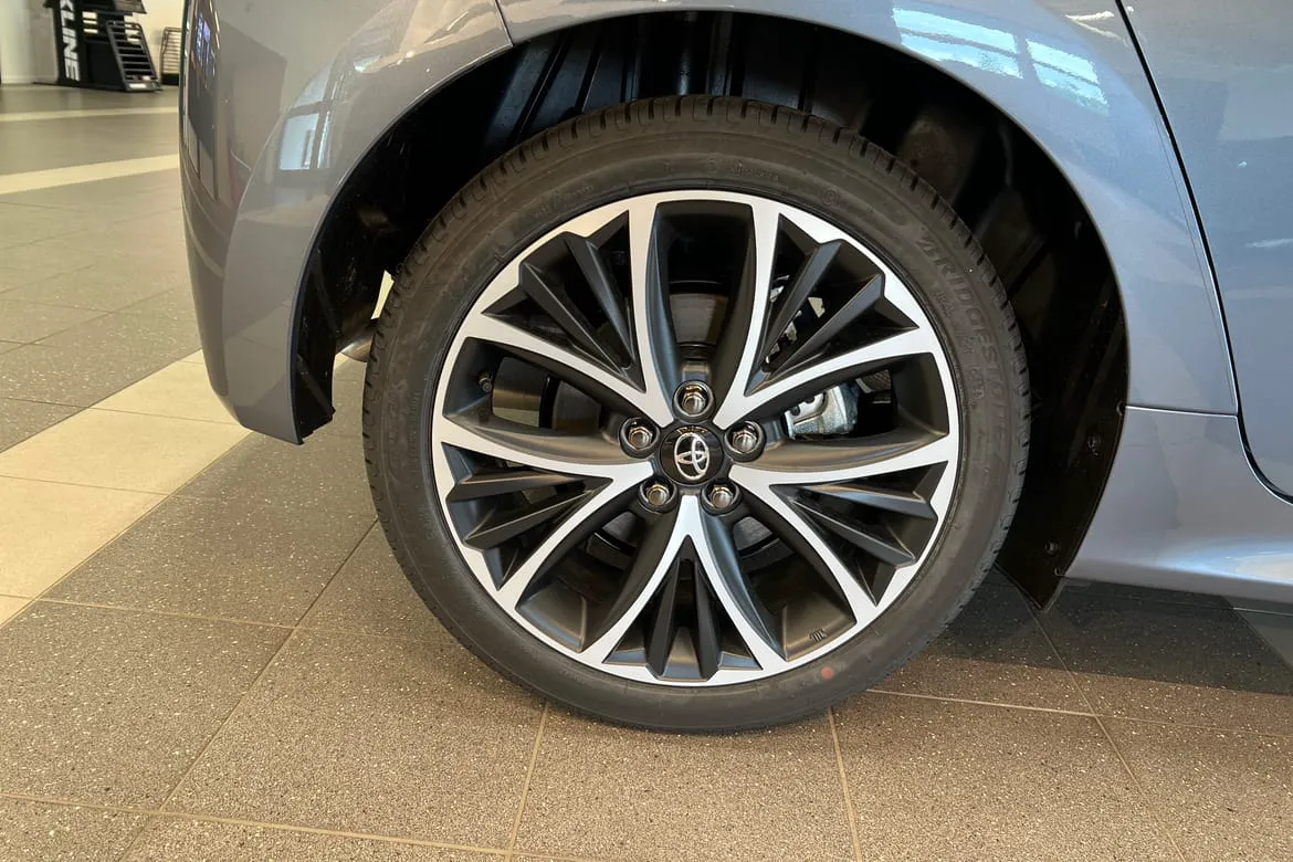 Vehicle image 16