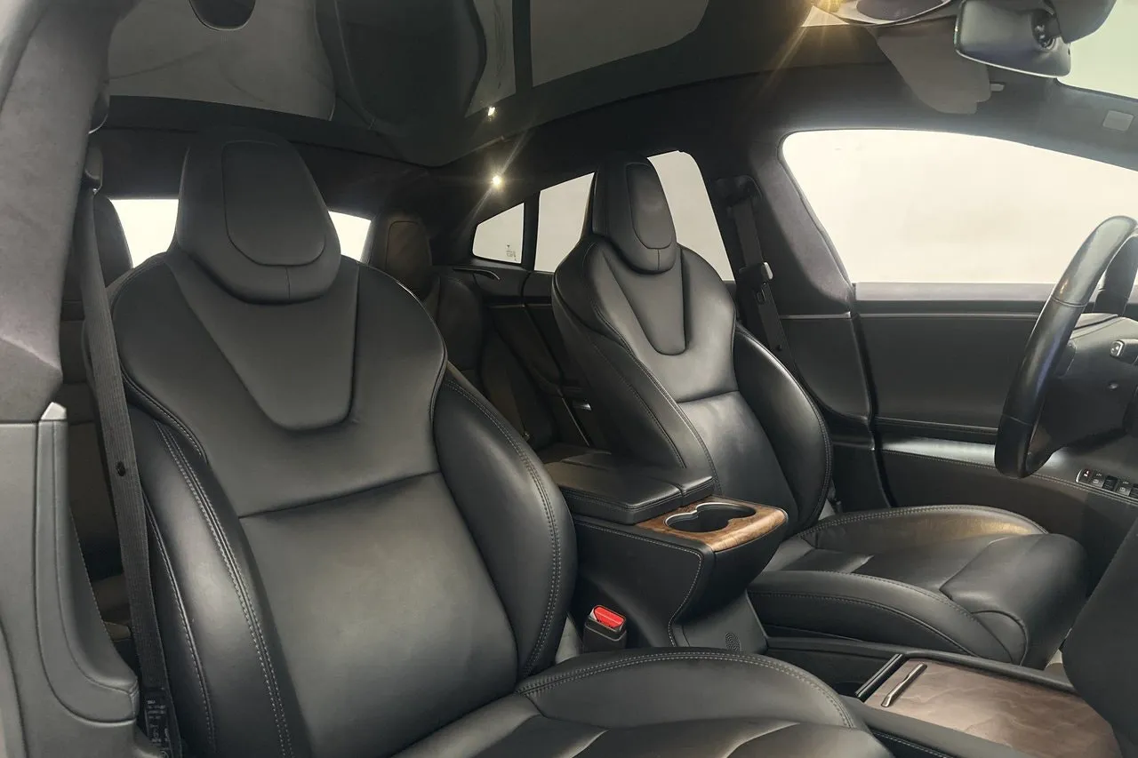 Vehicle image 32