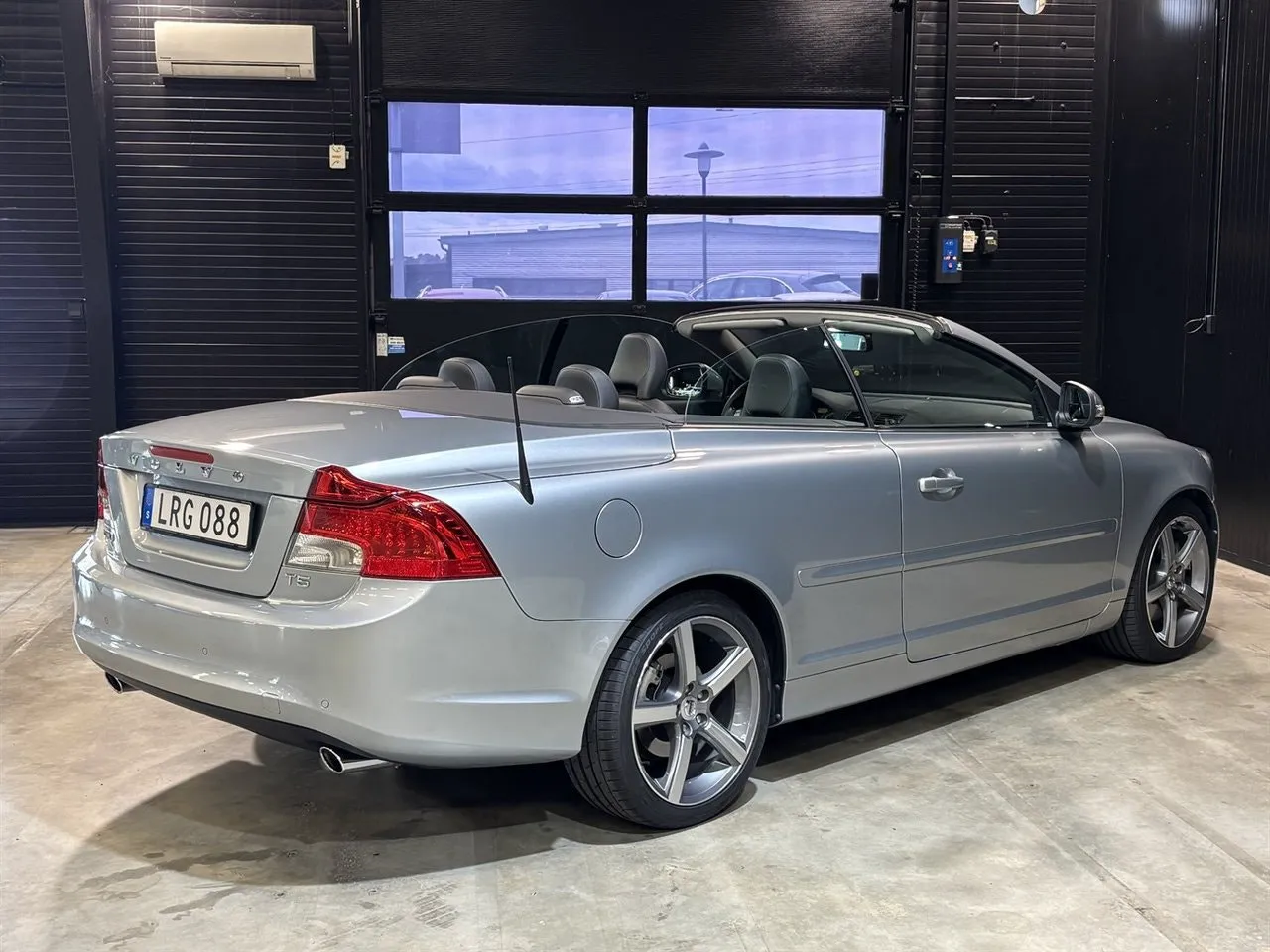 Vehicle image 9