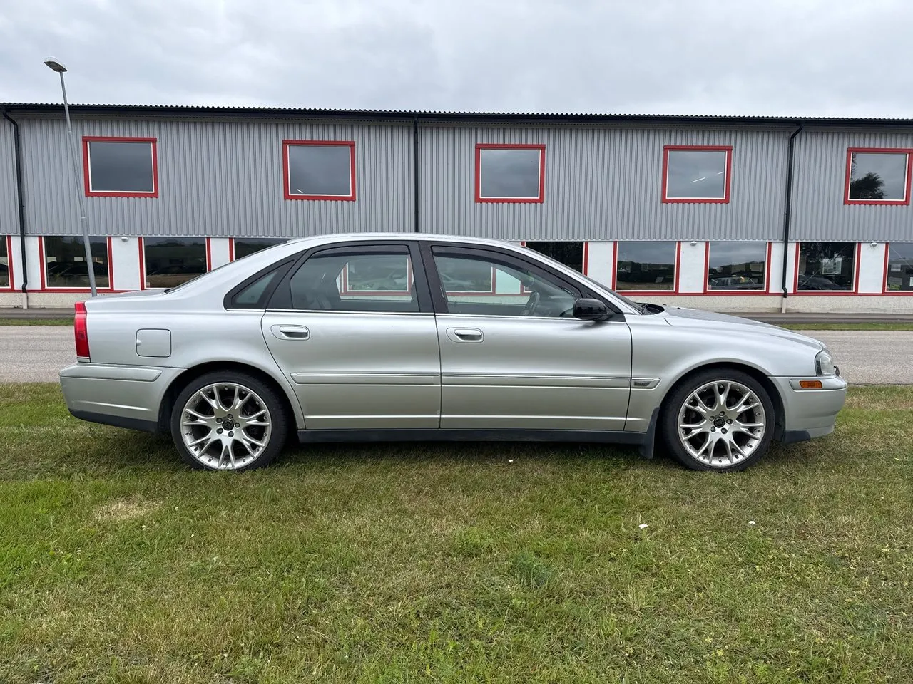 Vehicle image 16