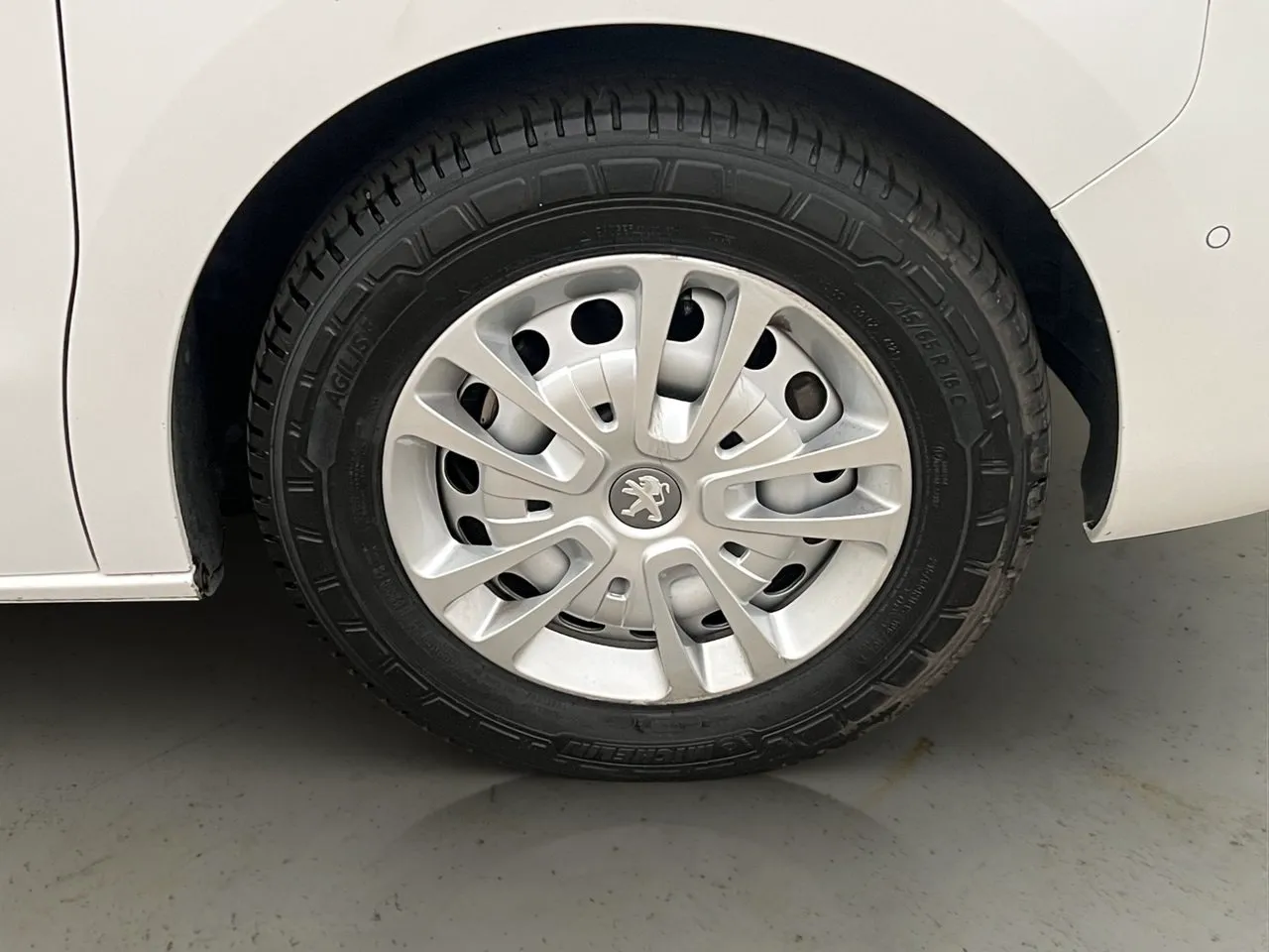 Vehicle image 30