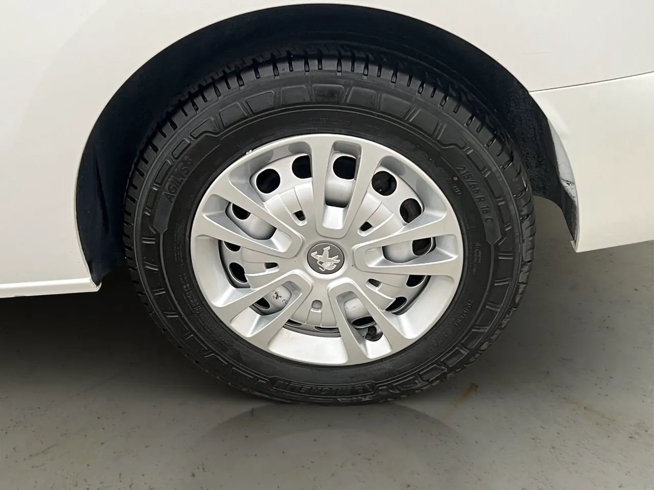 Vehicle image 28