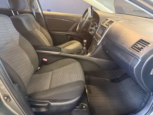 Toyota Avensis bild 8