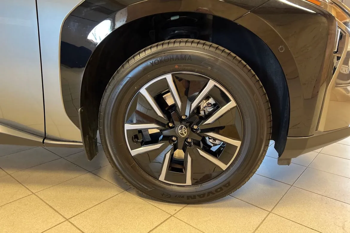 Vehicle image 16