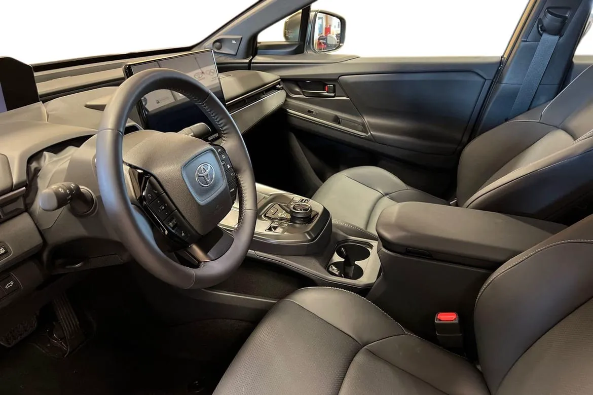 Vehicle image 13