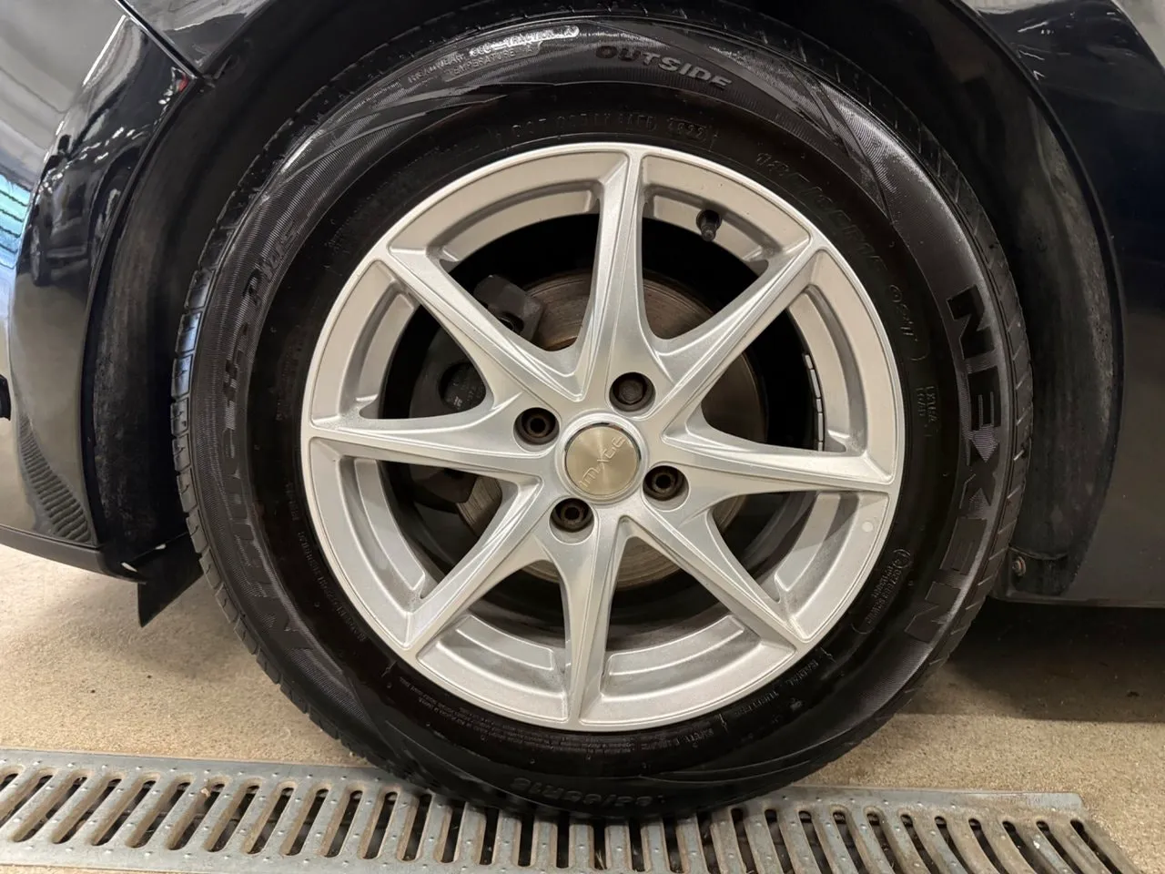 Vehicle image 10