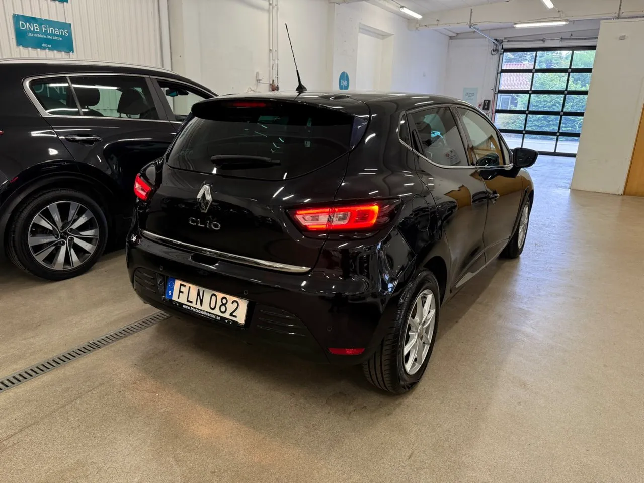 Vehicle image 14