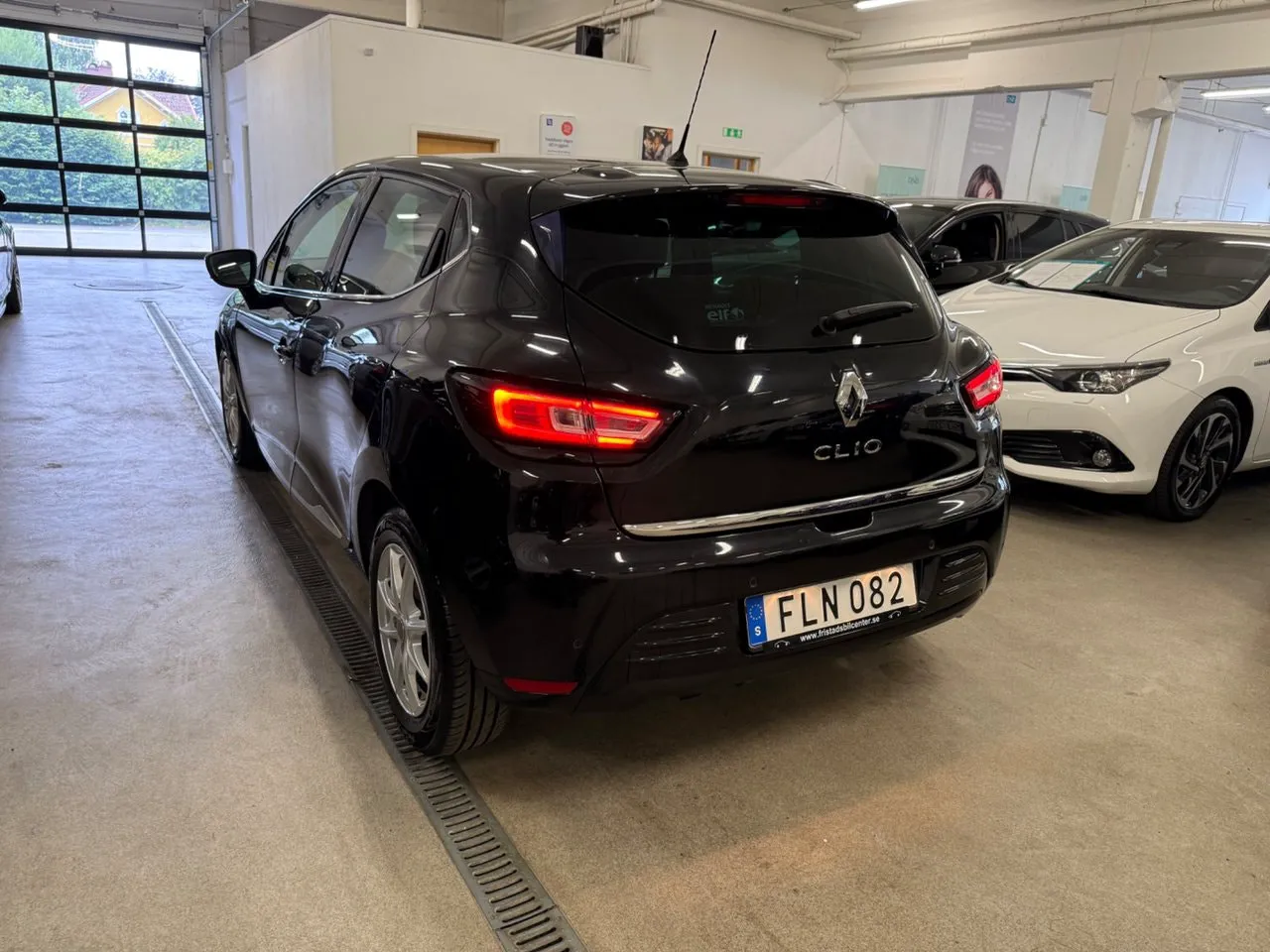 Vehicle image 15