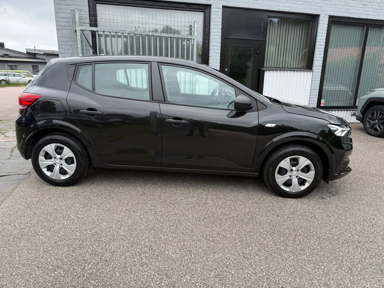 Vehicle image 9