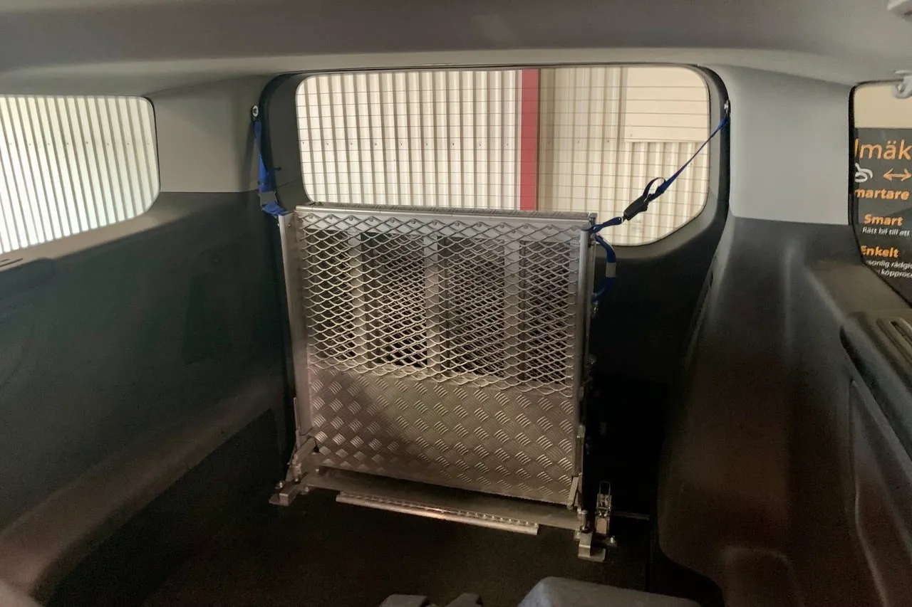 Vehicle image 8