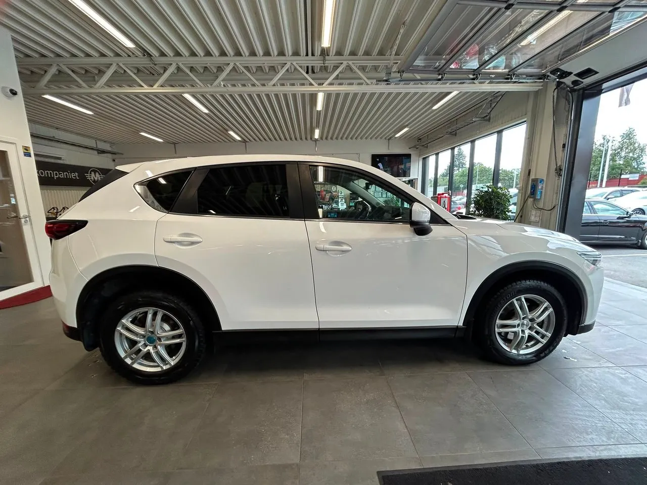 Vehicle image 7