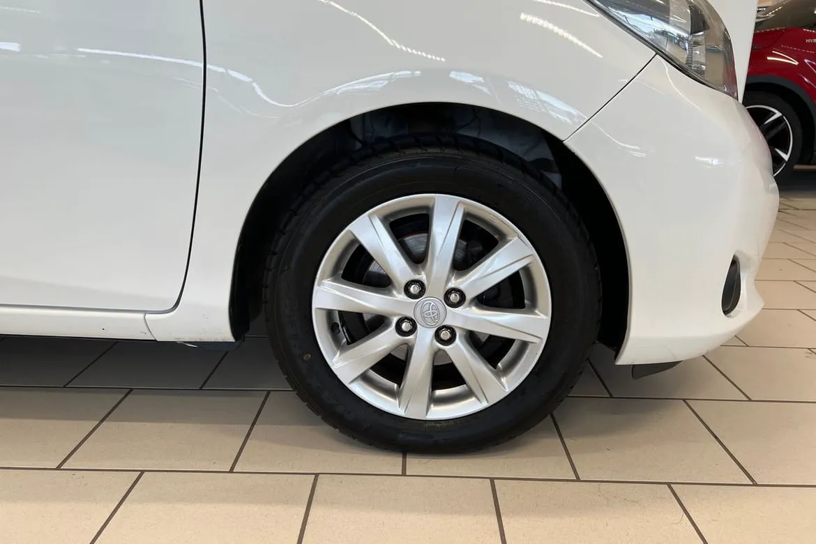 Vehicle image 16