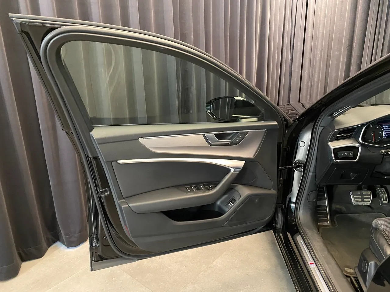 Vehicle image 18