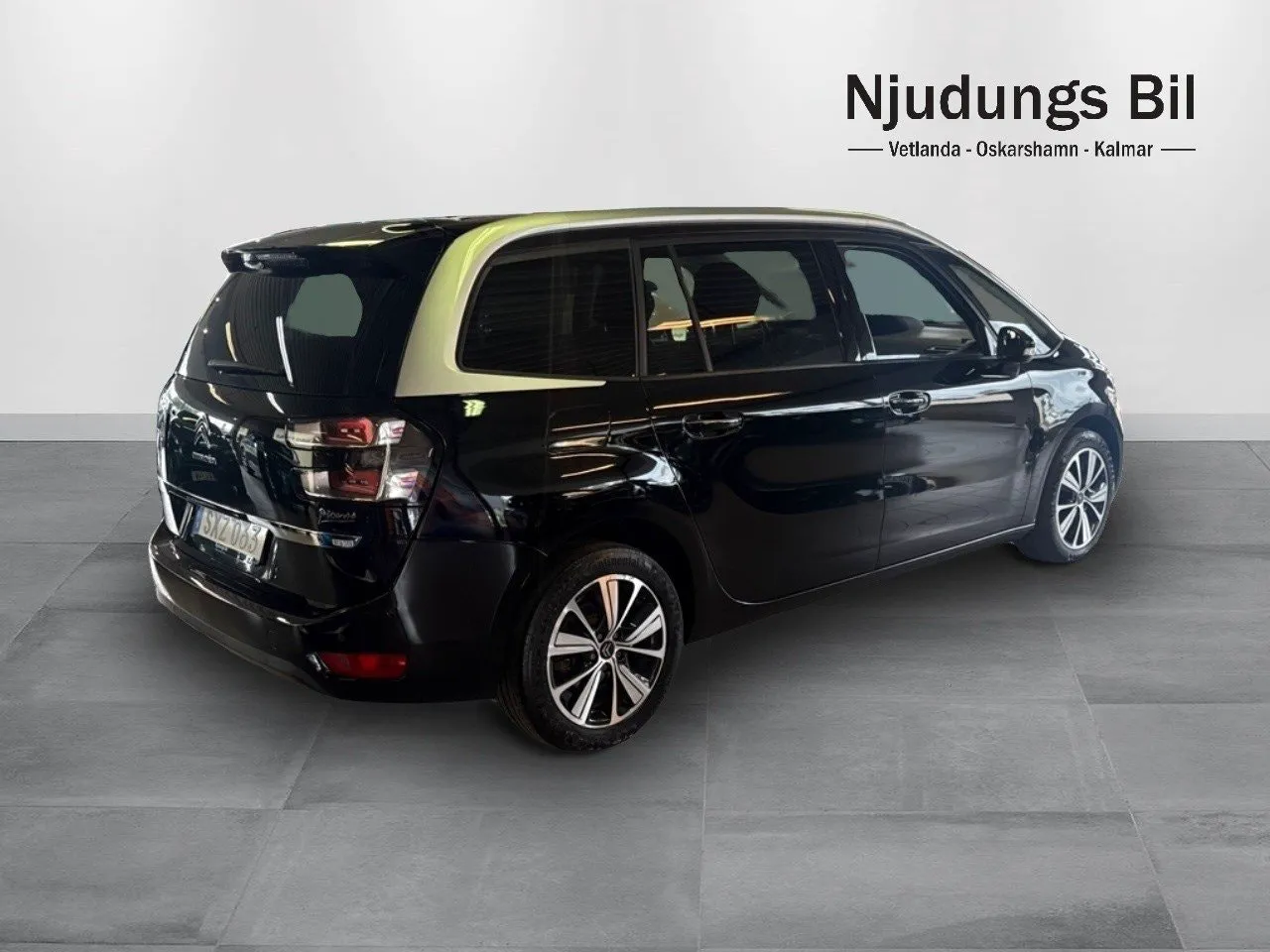 Vehicle image 3