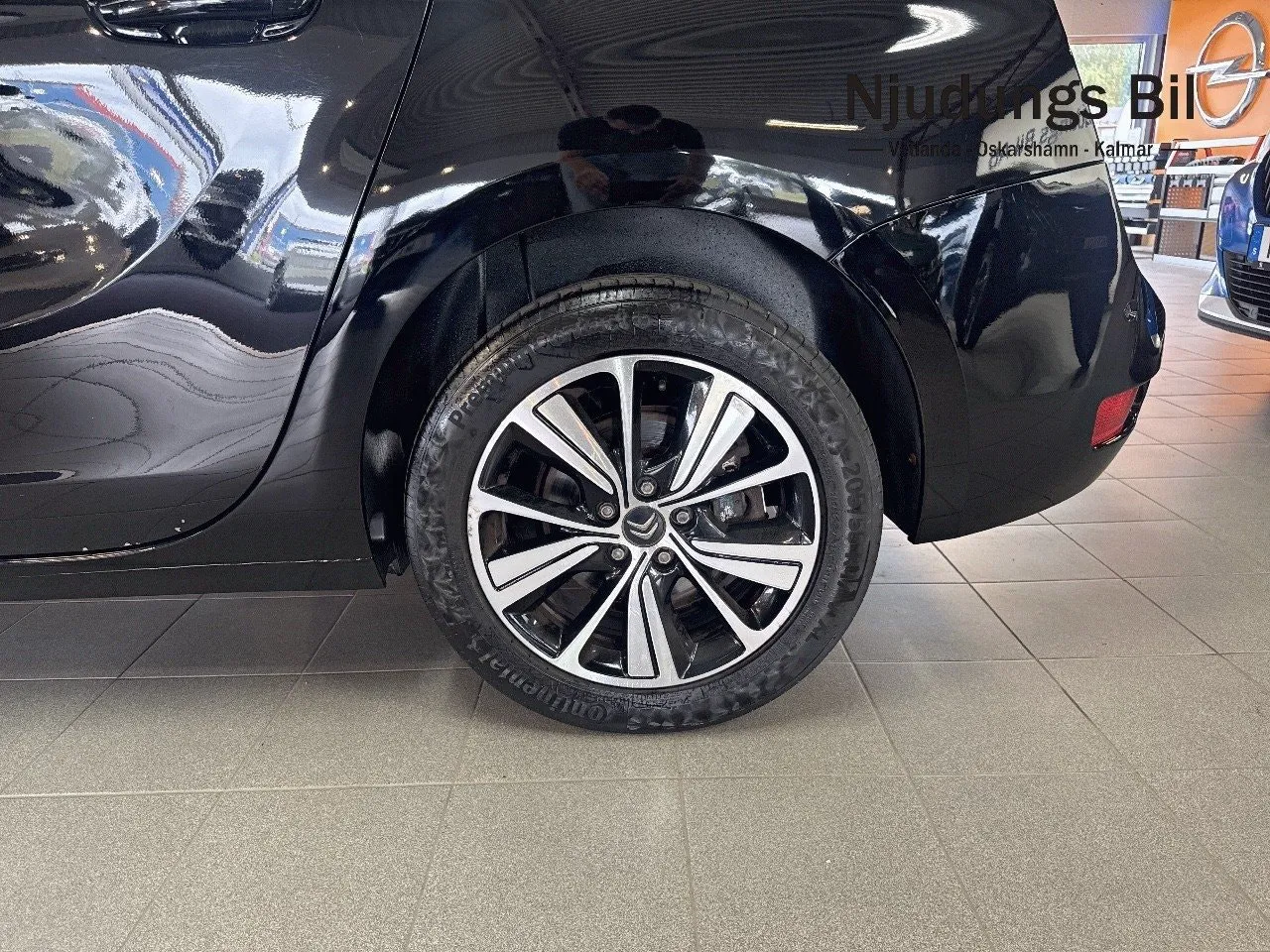 Vehicle image 10