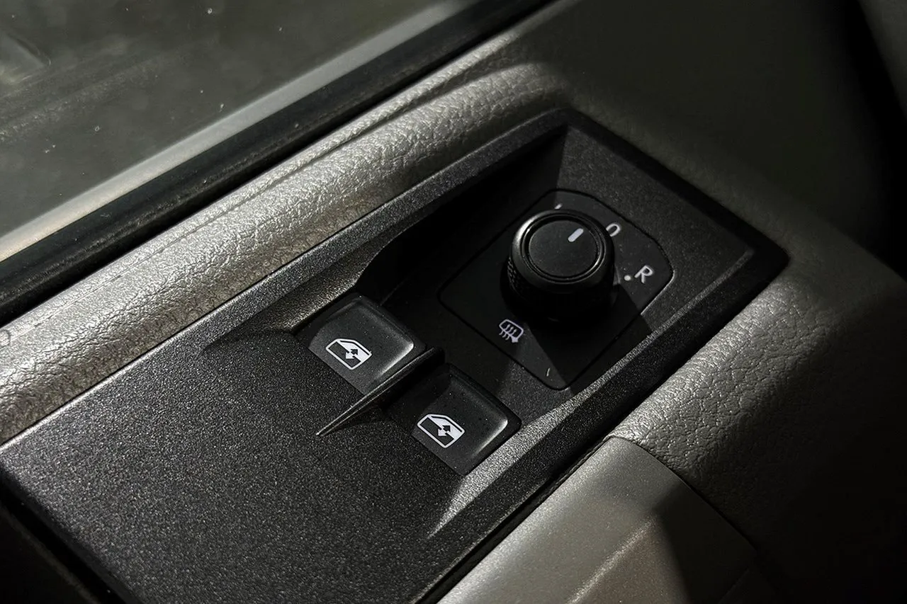 Vehicle image 28