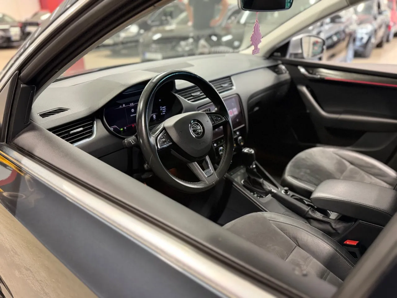 Vehicle image 14